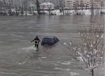 VATROGASAC RADE JE IZVEZAO POTOPLJENI AUTO IZ NABUJALE DRINE! "Vlasnica mi je dala ključ, otišao sam, seo i odvezao ga"